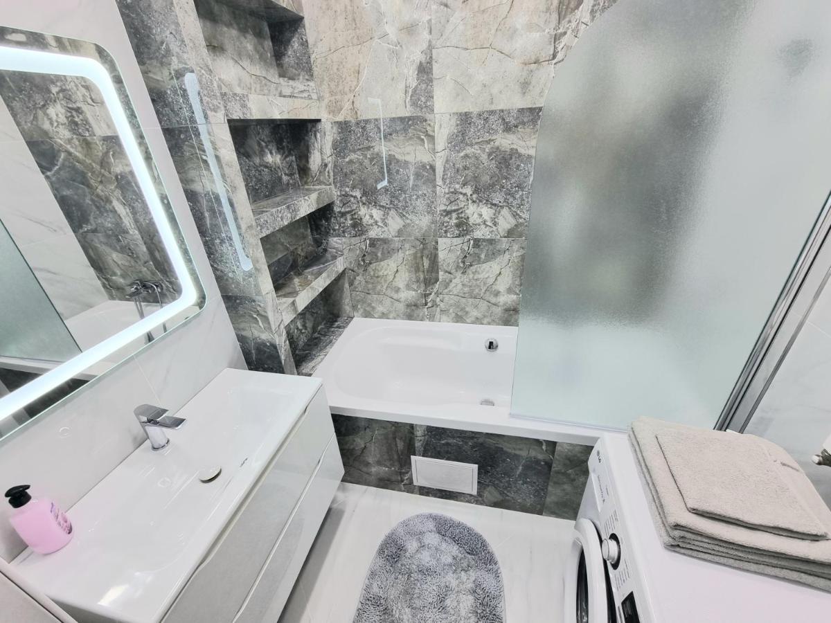 Center, Albisoara Str., 1Bedroom And Living With Balcony Кишинев Екстериор снимка